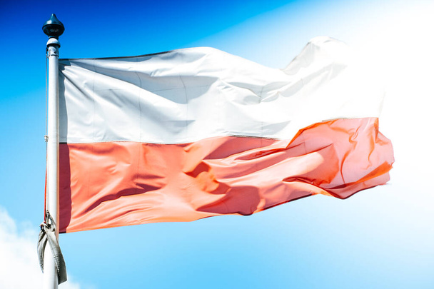 Lengyelország anyagi zászlója, égbolt a háttérben - Fotó, kép
