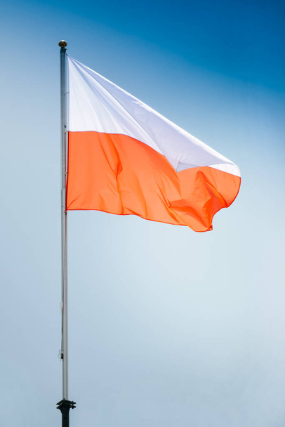 Materialna flaga Polski, niebo w tle - Zdjęcie, obraz