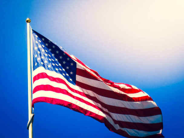 Bandera de los Estados Unidos de América, cielo en el fondo - Foto, Imagen