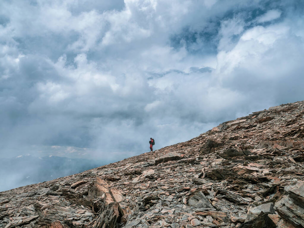 Solo patikoimassa vuorilla. Mies kiipeää rinteelle. Seikkailu soolo matkustaa elämäntapa käsite, aktiivinen viikonloppu lomat luonnossa. - Valokuva, kuva