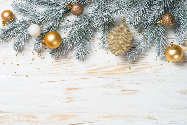 Fond de Noël avec sapin et décorations de vacances dorées. - Photo, image
