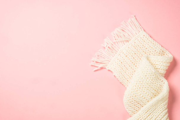Λευκό κασκόλ σε ροζ φόντο. επίπεδη ωοτοκία - Φωτογραφία, εικόνα