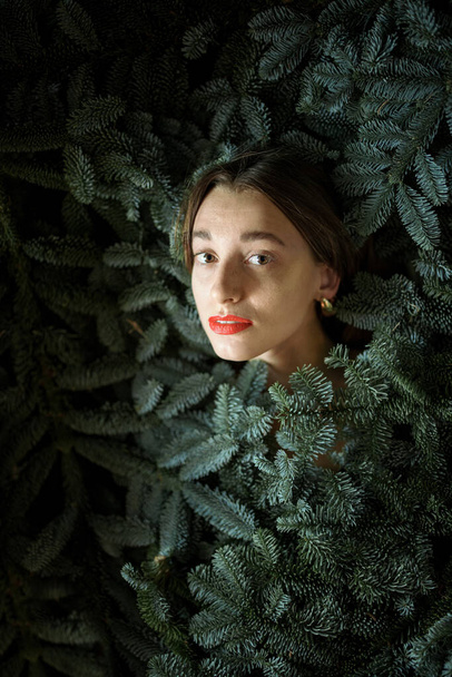 Tvář portrét mladé ženy pokryté větvemi nobilis - Fotografie, Obrázek