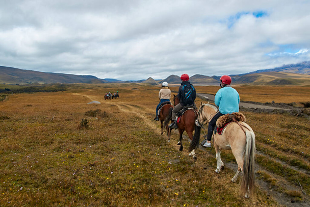gente a caballo en el paisaje de los Andes, Cotopaxi Ecuador - Foto, Imagen