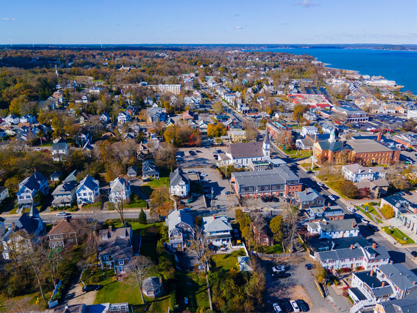 Plymouth historyczny widok z lotu ptaka na Main Street jesienią, Plymouth, Massachusetts MA, USA.  - Zdjęcie, obraz