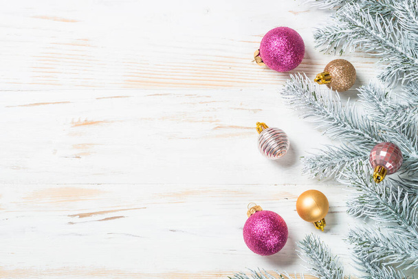 Рождественский фон с елкой и золотыми праздничными украшениями. - Фото, изображение