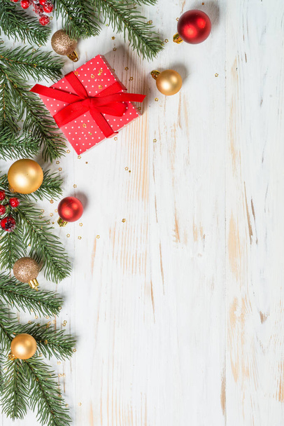 Scatola regalo di Natale con nastro rosso e decorazioni natalizie. - Foto, immagini