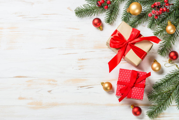 Caja de regalo de Navidad con cinta roja y decoraciones navideñas. - Foto, Imagen