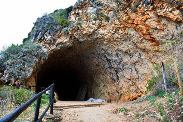 Entrada del túnel al Parque de la Reserva de Zingaro, desde Scopello, provincia de Trapani, Sicilia, Italia. - Foto, Imagen
