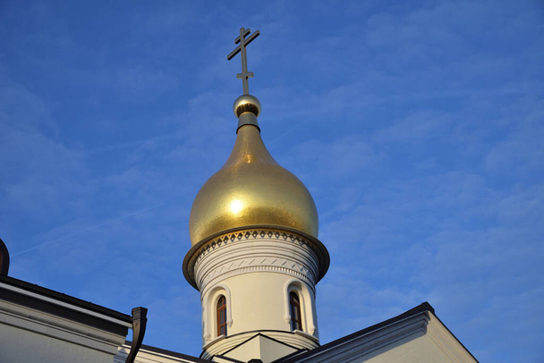 Dome of Temple of Kazan Icon of Mother of God in village Meshchersky, Moscow, Russia - Foto, imagen