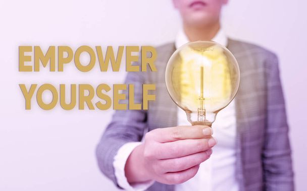 Teksti osoittaa inspiraatiota Empower You ourself. Liiketoimintakonsepti valvoa meidän elämän asettaminen tavoitteita ja tehdä valintoja Lady in business asu tilalla lamppu esittelee uuden teknologian ideoita - Valokuva, kuva