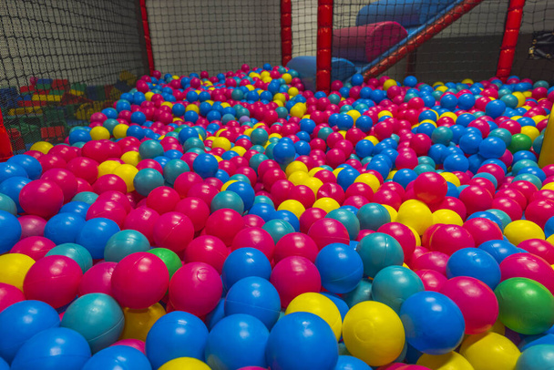 Prachtig uitzicht op met plastic ballen indoor speeltuin in activiteitencentrum. Zweden. - Foto, afbeelding