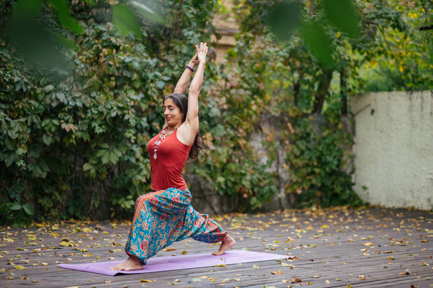 belle femme faisant des poses de yoga sur l'allée dans le parc, équilibre, fitness, étirement et détente - Photo, image