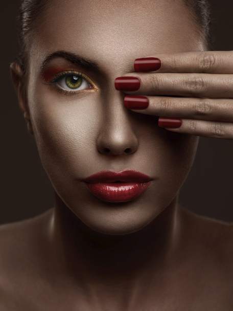 женщина с модой красные ногти и чувственные губы
 - Фото, изображение