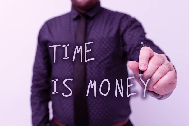 Tekst pisma Time Is Money. Business concept to do rzeczy tak szybko jak posibble i nie tracić czasu na prezentowanie nowych planów i pomysłów Demonstrujące proces planowania - Zdjęcie, obraz