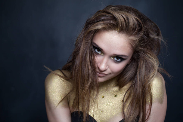 Sensual woman fashion model with golden skin, makeup and long brown hair - Valokuva, kuva