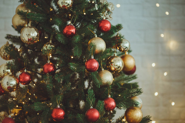 Christmas background. Christmas tree with toys and garlands. - Foto, Imagem