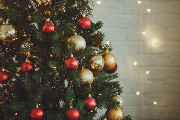 Christmas background. Christmas tree with toys and garlands. - Zdjęcie, obraz