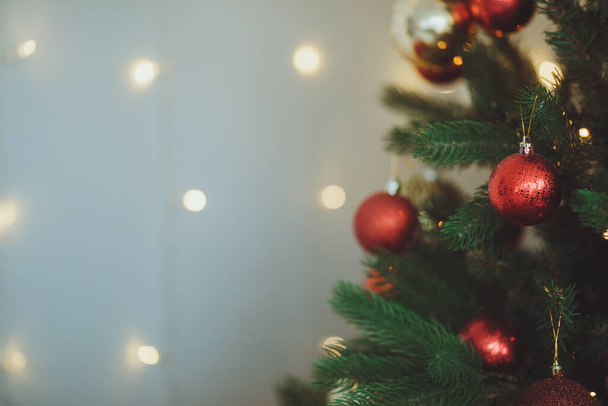 Christmas background. Christmas tree with toys and garlands. - Zdjęcie, obraz
