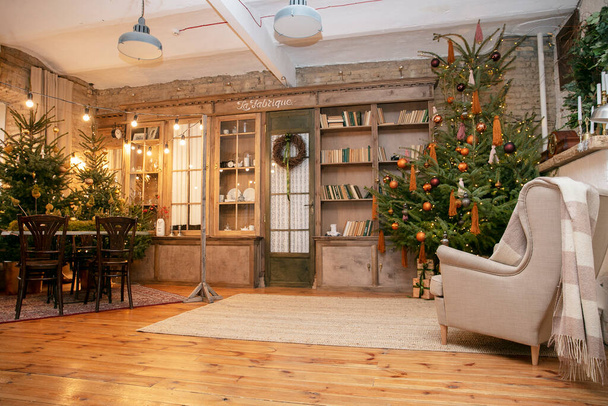 Christmas, New Year interior with red brick wall background, decorated fir tree with garlands and balls - Foto, afbeelding