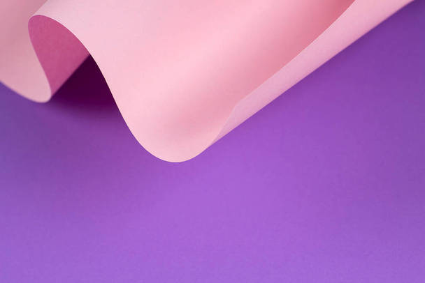 Onde abstraite de papier rose pastel et violet. Papier créatif géométrique incurvé avec lumière et ombres. Fond géométrique abstrait avec espace de copie - Photo, image
