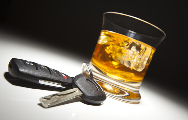 alkoholowy napój i samochód klucze - Zdjęcie, obraz