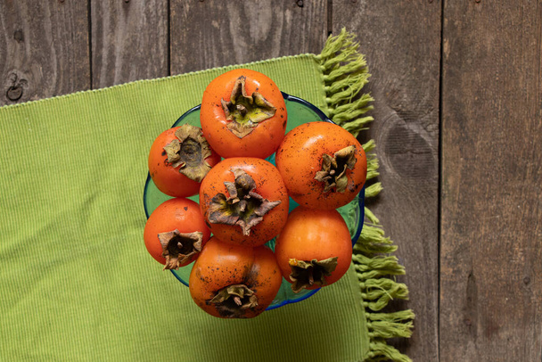 caqui maduro fresco se encuentra sobre la mesa en la cocina en casa, frutas - Foto, Imagen