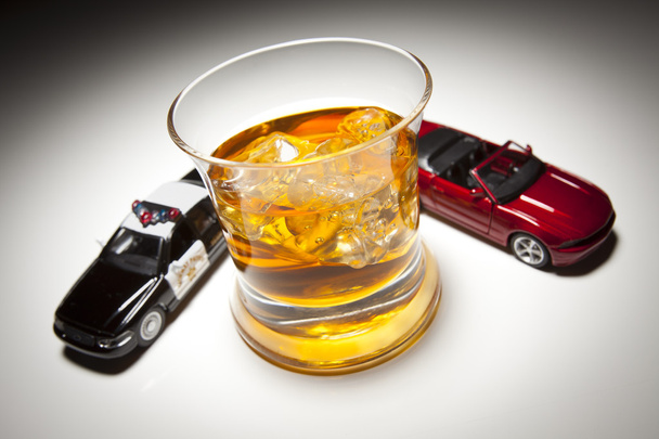 policie a sportovní vůz u alkoholického nápoje s ledem - Fotografie, Obrázek