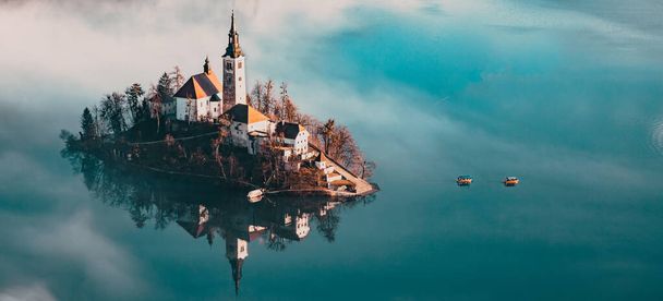 tó Bled kora reggel köd, Szlovénia utazás - Fotó, kép