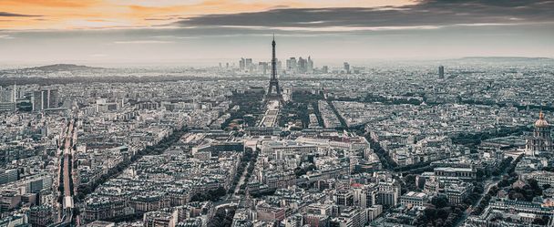 vista aérea de París al atardecer con la icónica torre Eiffel
 - Foto, imagen