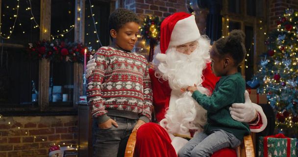 Primer retrato de Santa Claus con niños jugando juntos. Feliz Navidad y felices fiestas. Celebración de Año Nuevo - Foto, imagen