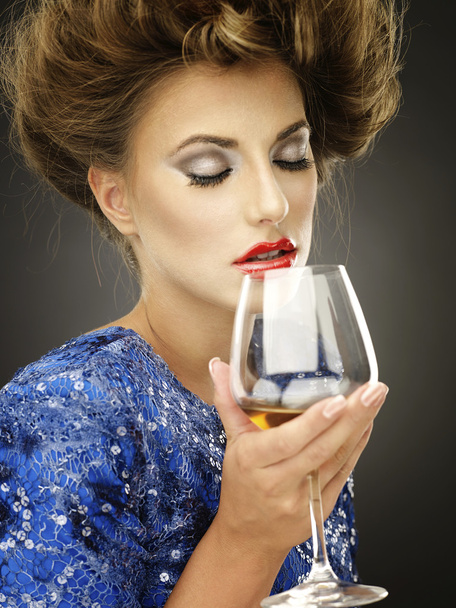 Woman holding glass of white wine - Foto, afbeelding