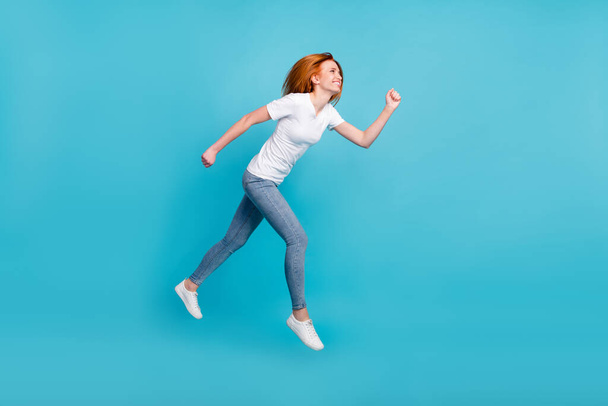 Полный профиль тела стороне фото молодой девушки счастливой позитивной улыбкой идти бежать бежать Спешите продажи прыжок изолирован на синем фоне цвета - Фото, изображение