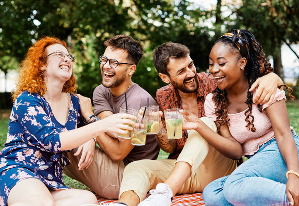 piknik hauskaa ulkona nainen ystävä kesä ystävyys mies elämäntapa hymyilevä onnellinen paahtoleipää puolue pari - Valokuva, kuva