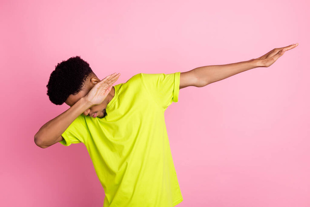 Photo of young african guy cover eyes dance performer dab pose hip-hope isolated over pink color background - Фото, изображение