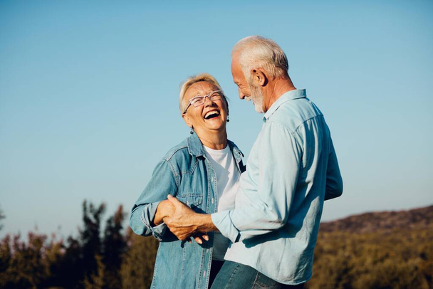 mujer hombre al aire libre senior pareja feliz estilo de vida retiro juntos sonriendo amor viejo naturaleza maduro - Foto, Imagen