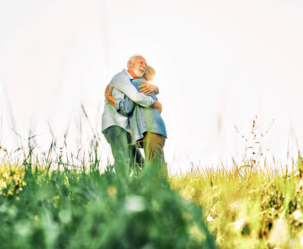 donna uomo all'aperto anziani coppia felice stile di vita pensionamento insieme sorridente amore abbraccio natura maturo - Foto, immagini