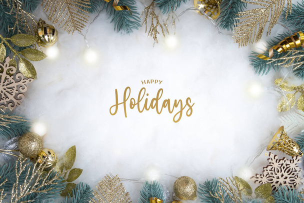Happy Holidays texto com moldura feita de decorações de Natal em um fundo nevado plano leigos vista superior - Foto, Imagem
