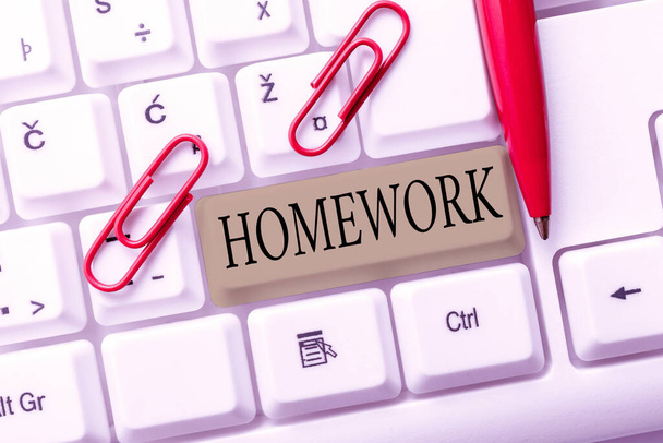 Szöveges felirat, amely bemutatja a házi feladatot. A tantermen kívül vagy otthon elvégzendő iskolai feladatokra írt szó Gépíró Céges dokumentumok létrehozása, Absztrakt Speed Typing Ideas - Fotó, kép