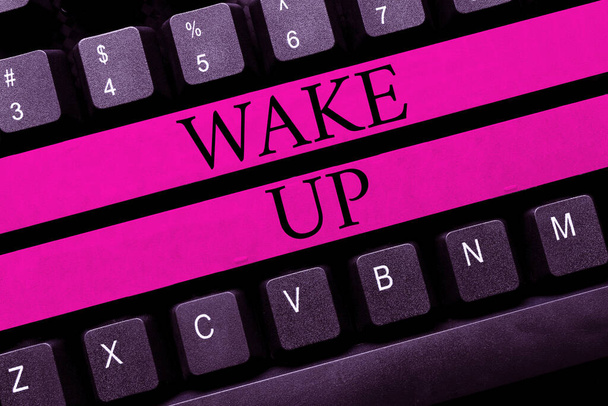 Käsitteellinen näyttö Herää. Sana Kirjoitettu esimerkiksi henkilön herääminen tai herääminen Rise Up Kirjoittaminen Ennakkotunti ja luento Suunnitelmat, Kirjoittaminen Uusi artikkeli sivut - Valokuva, kuva