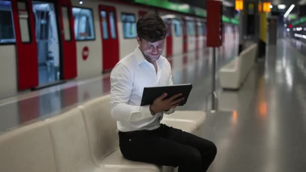 Empresario usando tableta en metro - Metraje, vídeo