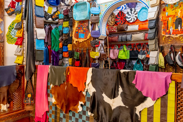 Kleurrijke snuisterijen worden verkocht in de open markt in de blauwe stad Medina van Fez, Marokko, Afrika. - Foto, afbeelding