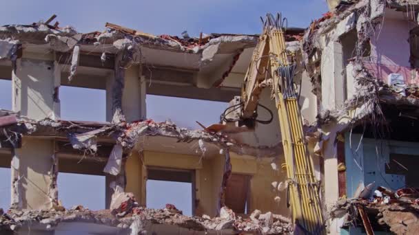 Abrissbagger reißt altes Wohnhaus ab  - Filmmaterial, Video
