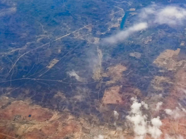 Paisaje aéreo de la India, con bonitas nubes blancas en la atmósfera, imagen tomada en el cielo desde el avión. Naturaleza stock imagen. - Foto, imagen