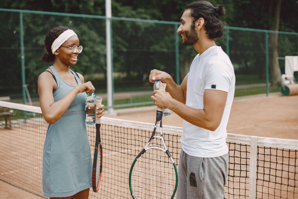 Two tennis players talking on a tennis court before the match - Fotografie, Obrázek