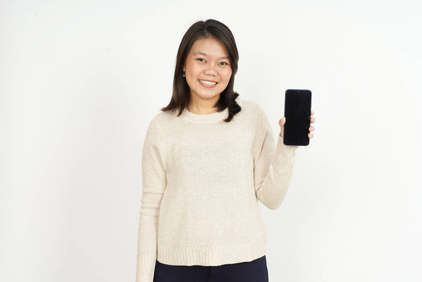 Показані на порожньому екрані смартфона красивої азіатки ізольовані на білому тлі
 - Фото, зображення
