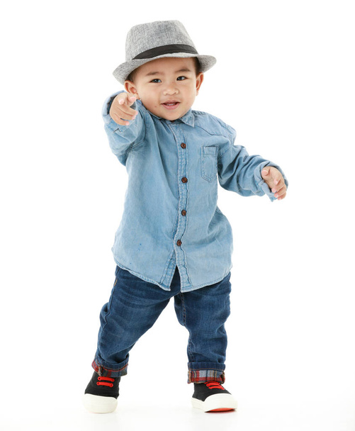 Retrato encantador do menino asiático bonito que sorri no chapéu esperto e na roupa bonita com feliz jogar ao ar livre. Atraente criança inocente parece saudável, alegremente desfrutar de andar como estilo de vida infantil. - Foto, Imagem