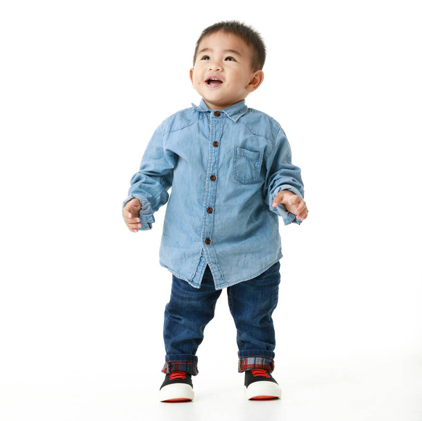 可愛いですハンサムな小さなアジアの男の子オン長い袖シャツのためにスマート服立って自信と輝く目. - 写真・画像