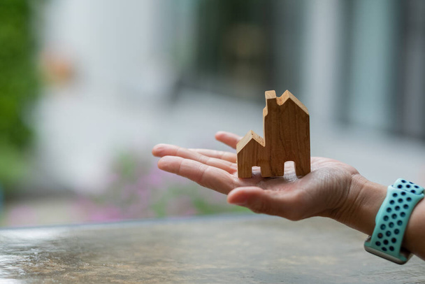 mały model domowy na rękę z bokeh tła, miniaturowy hous - Zdjęcie, obraz