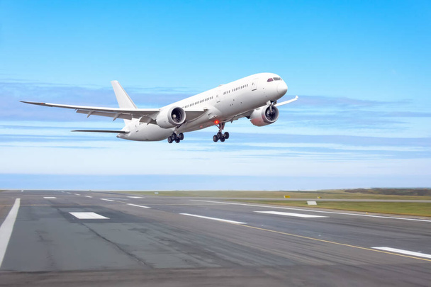 旅客用飛行機ジェットが空港から滑走路を離陸する - 写真・画像